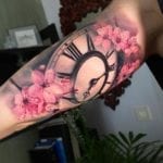 Tattoo tiempo con flores realismo