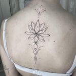 Tattoo linea fina flor de loto