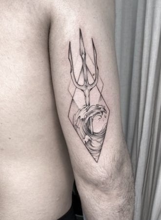 Tattoo linea fina Poseidon