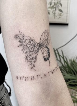 Tattoo linea fina mariposa