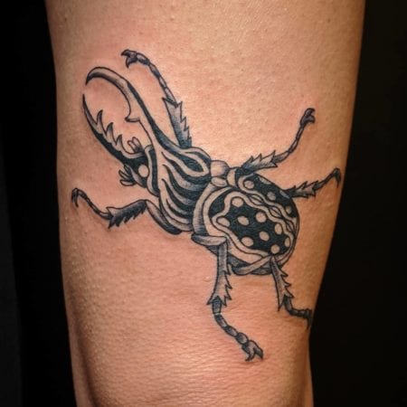 Tattoo escarabajo tradicional