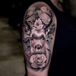 tattoo ciervo flores