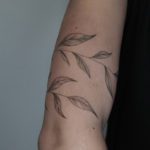 tattoo hojas fine line