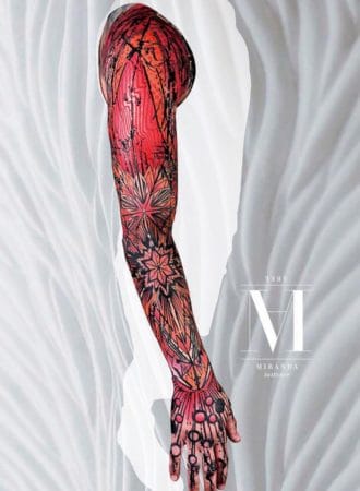 Tattoo brazo rojo geométrico