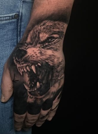 tattoo lobo mano