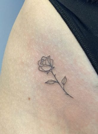 Tattoo rosa fine line