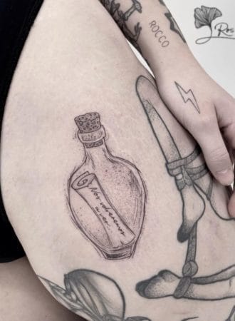 tattoo botella fine line