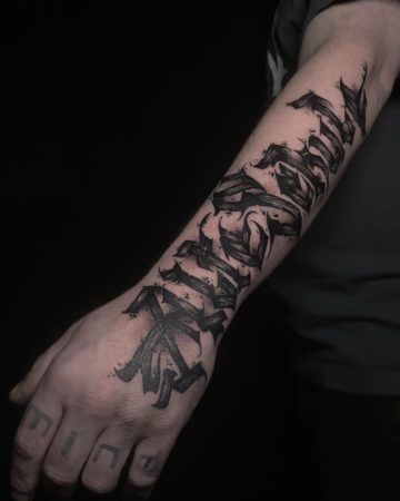 Tattoo lettering brazo