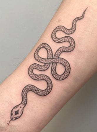 Tattoo serpiente fine line