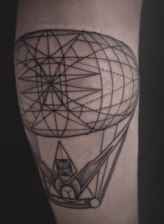 tattoo globo geométrico