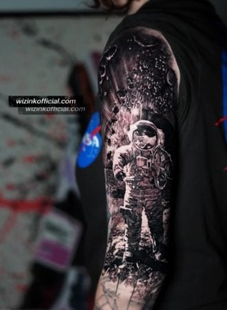 tattoo astronauta realista