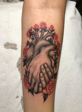 tattoo corazón y manos
