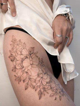tattoo flores pierna