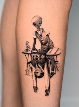 tattoo alien microrealista