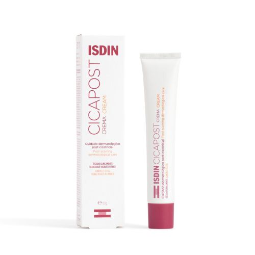 Un tubo blanco de crema Cicapost de ISDIN se encuentra junto a su caja correspondiente. La caja, predominantemente blanca con detalles en rojo, incluye información detallada del producto y destaca la utilidad de la crema para eliminar las marcas de los tatuajes. Tanto el tubo como la caja muestran el nombre del producto en un lugar destacado en rojo.