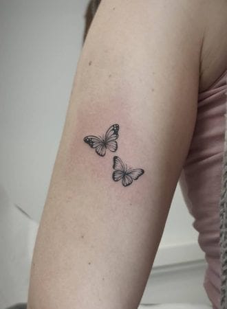 Tattoo fine line mariposa