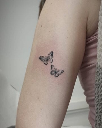 Tattoo fine line mariposa