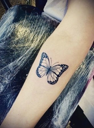 Tattoo mariposa fine line