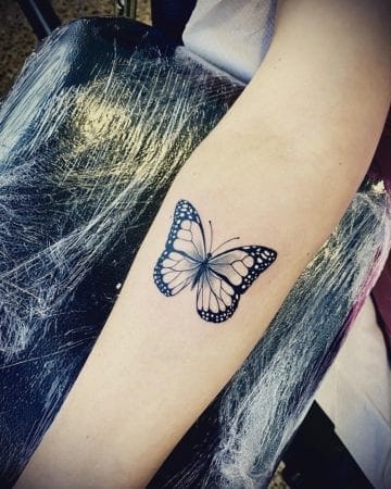 Tattoo mariposa fine line