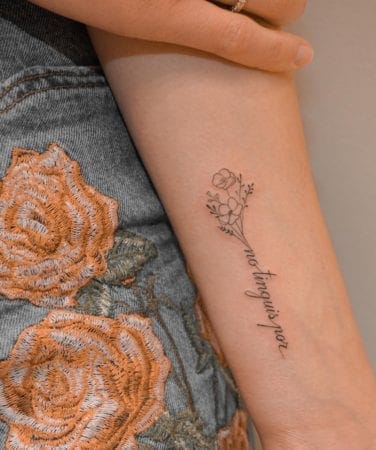 Tattoo palabra y flores