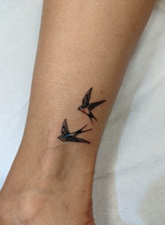 mini tattoo golondrinas