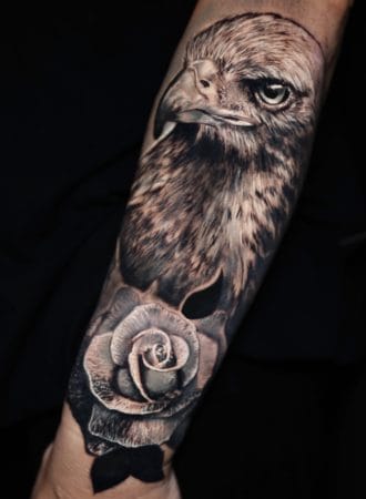 tattoo águila y rosa