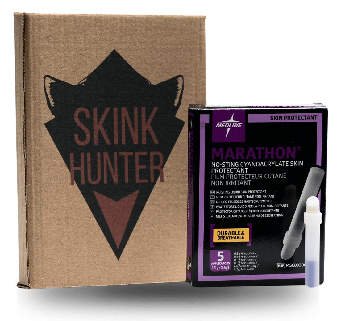 Una caja de cartón con el logo de "SKINK HUNTER" y un zorro geométrico se encuentra junto a un paquete de protector de piel de MEDLINE Marathon, que incluye una película protectora de piel de cianoacrilato que no pica y un pequeño frasco aplicador. Etiquetado como "duradero", "transpirable" y "resistente a la humedad", es perfecto para el cuidado de tatuajes de Curacion.