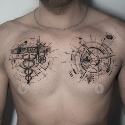 Una persona sin camiseta muestra dos intrincados tatuajes en el pecho. El tatuaje de la izquierda presenta un símbolo de caduceo con elementos geométricos, mientras que el tatuaje de la derecha representa un diseño geométrico circular y complejo con varias formas y líneas. Estas impresionantes obras de arte fueron tatuadas en un reconocido estudio de Barcelona.